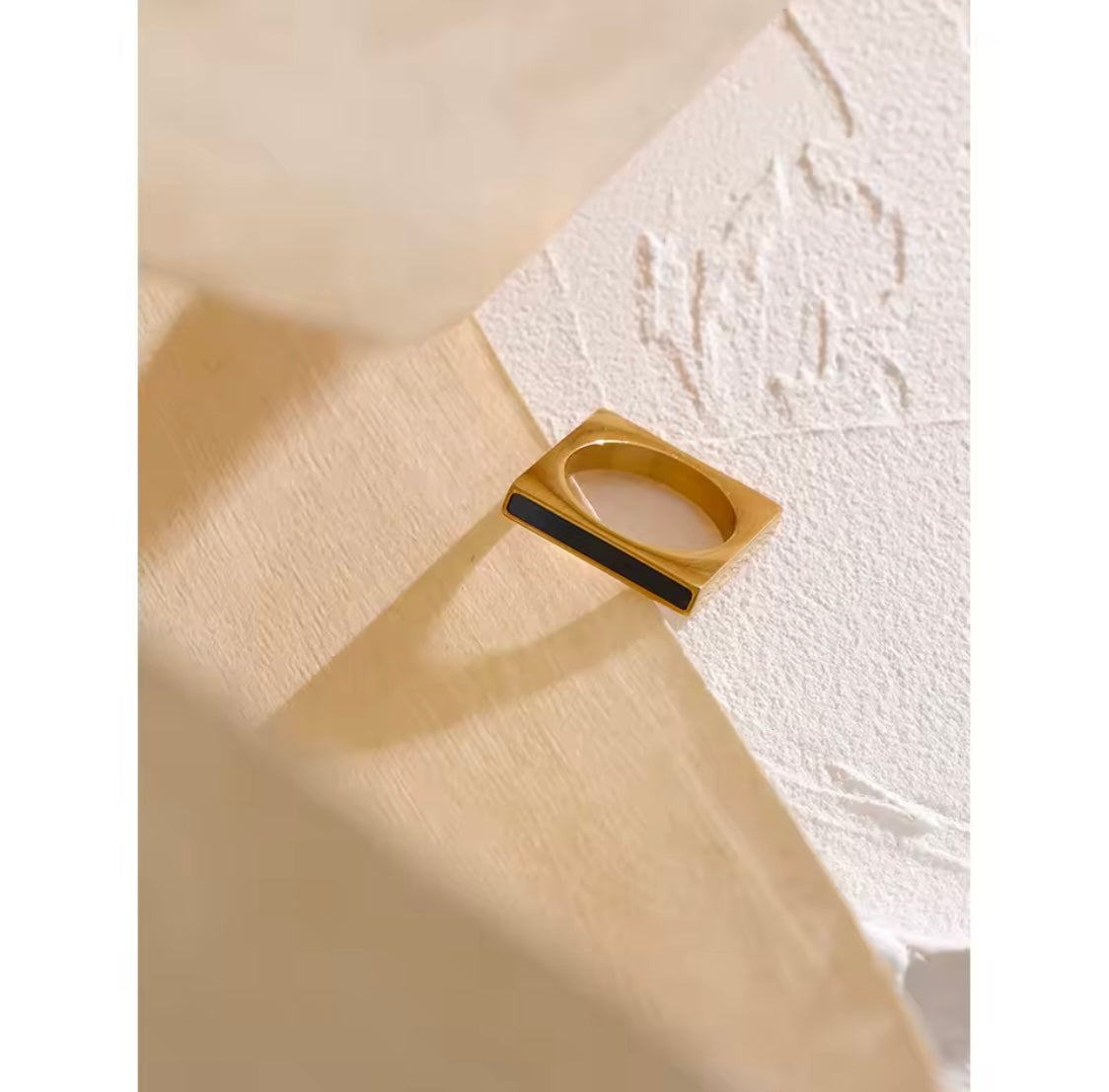 The Aurea Edge Ring” – Bold Geometry, Timeless Glamour