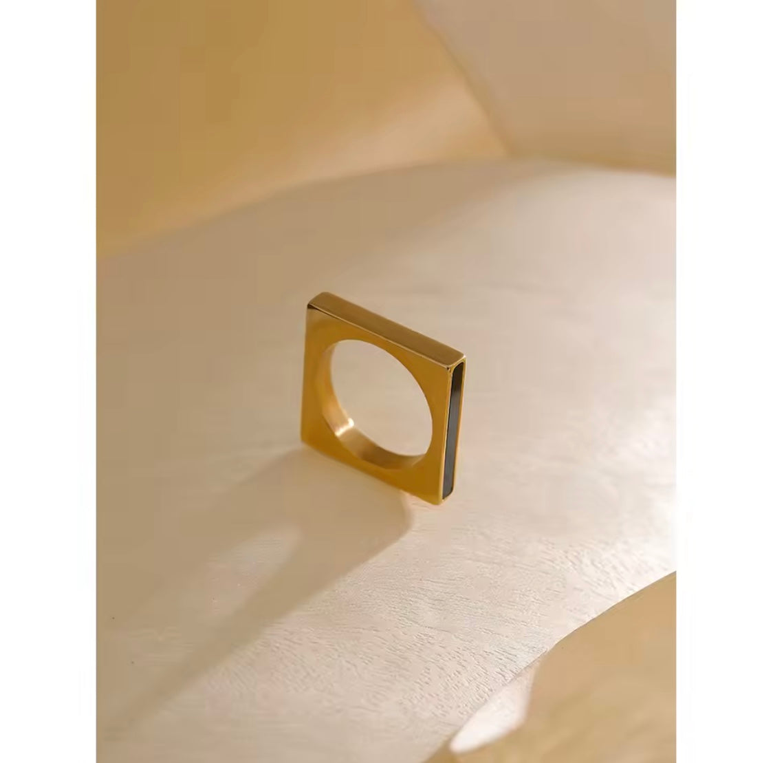 The Aurea Edge Ring” – Bold Geometry, Timeless Glamour