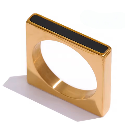 The Aurea Edge Ring” – Bold Geometry, Timeless Glamour