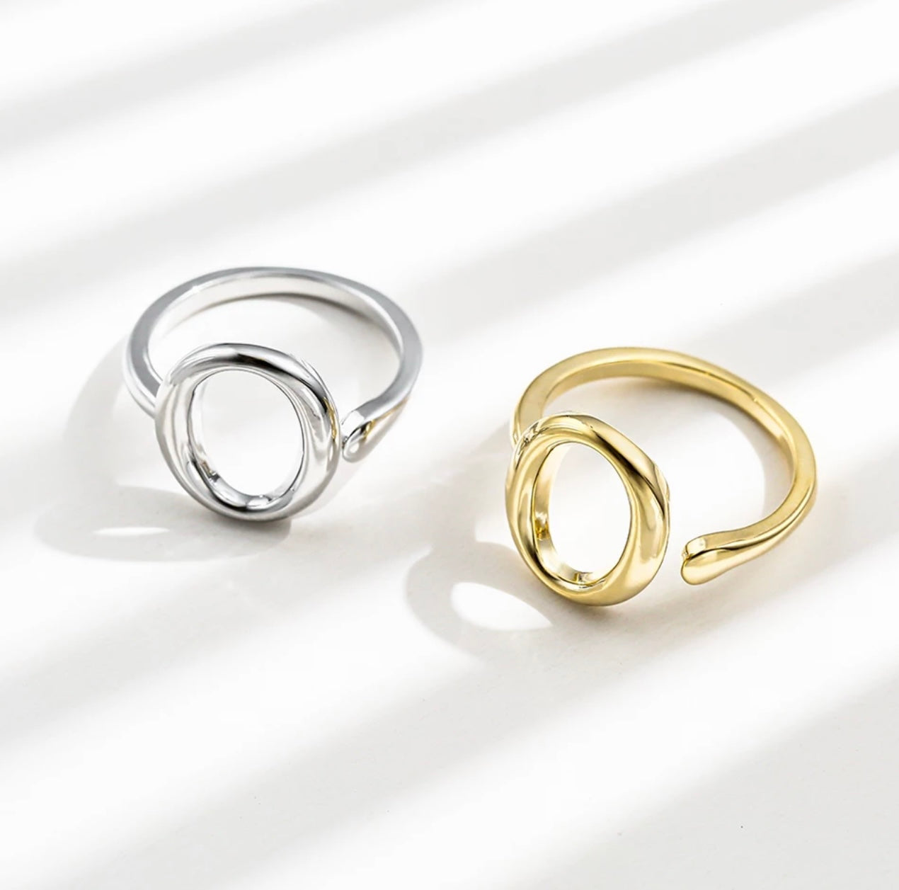 The minimalist Circular sterling silver ring