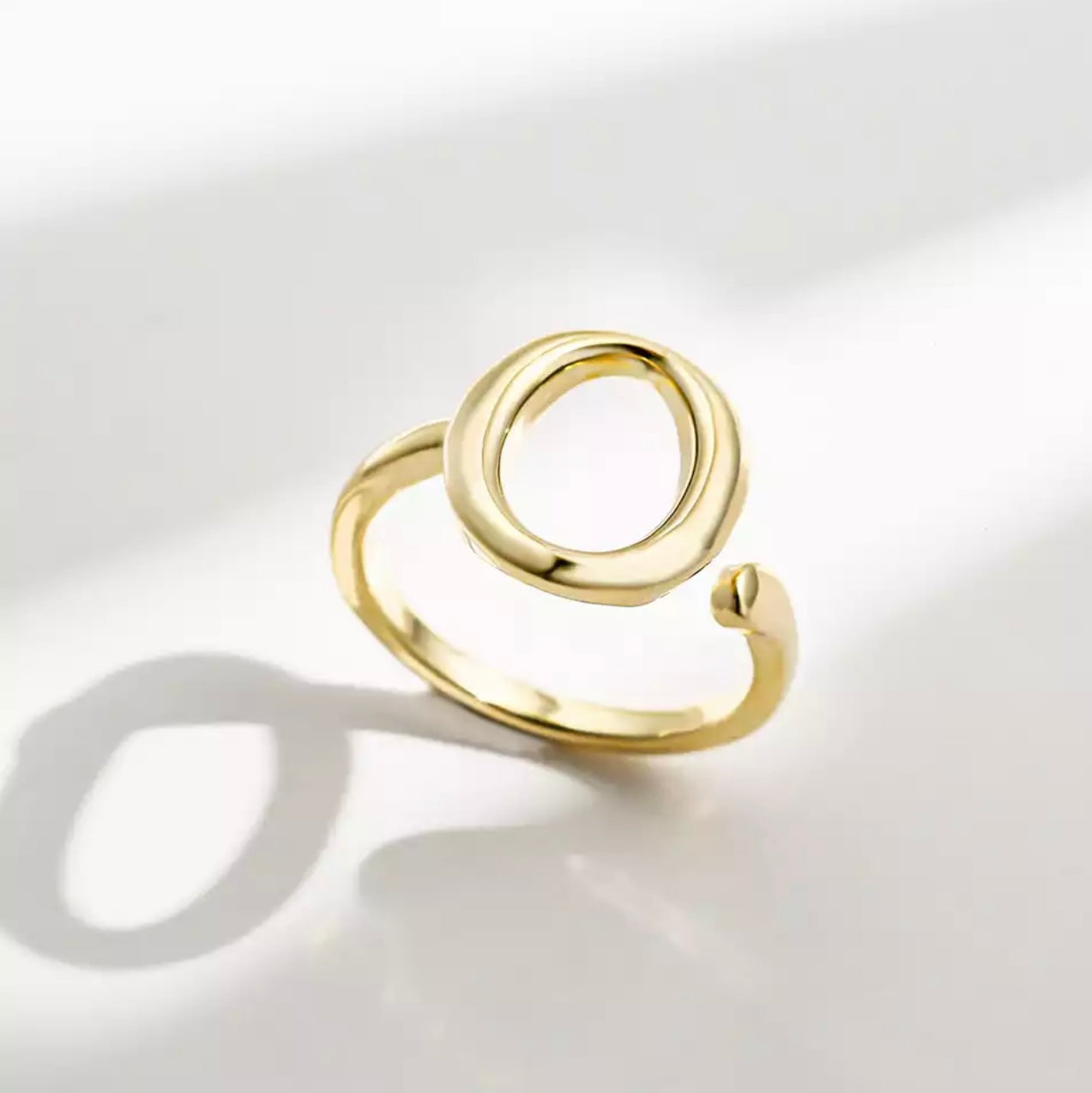 The minimalist Circular sterling silver ring
