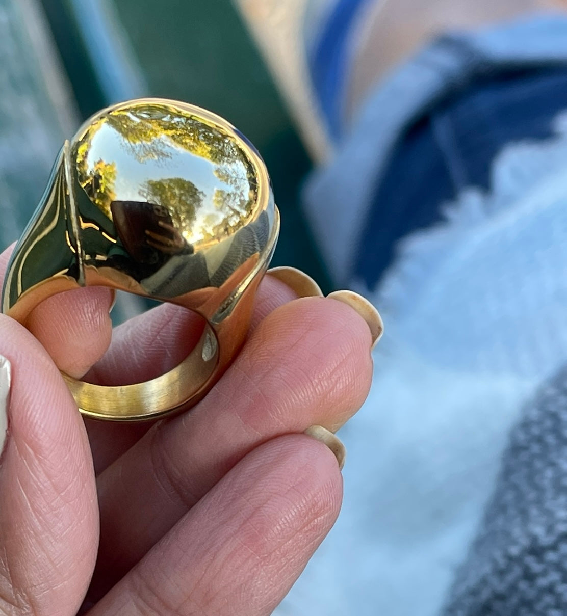 Radiant round Gold ring